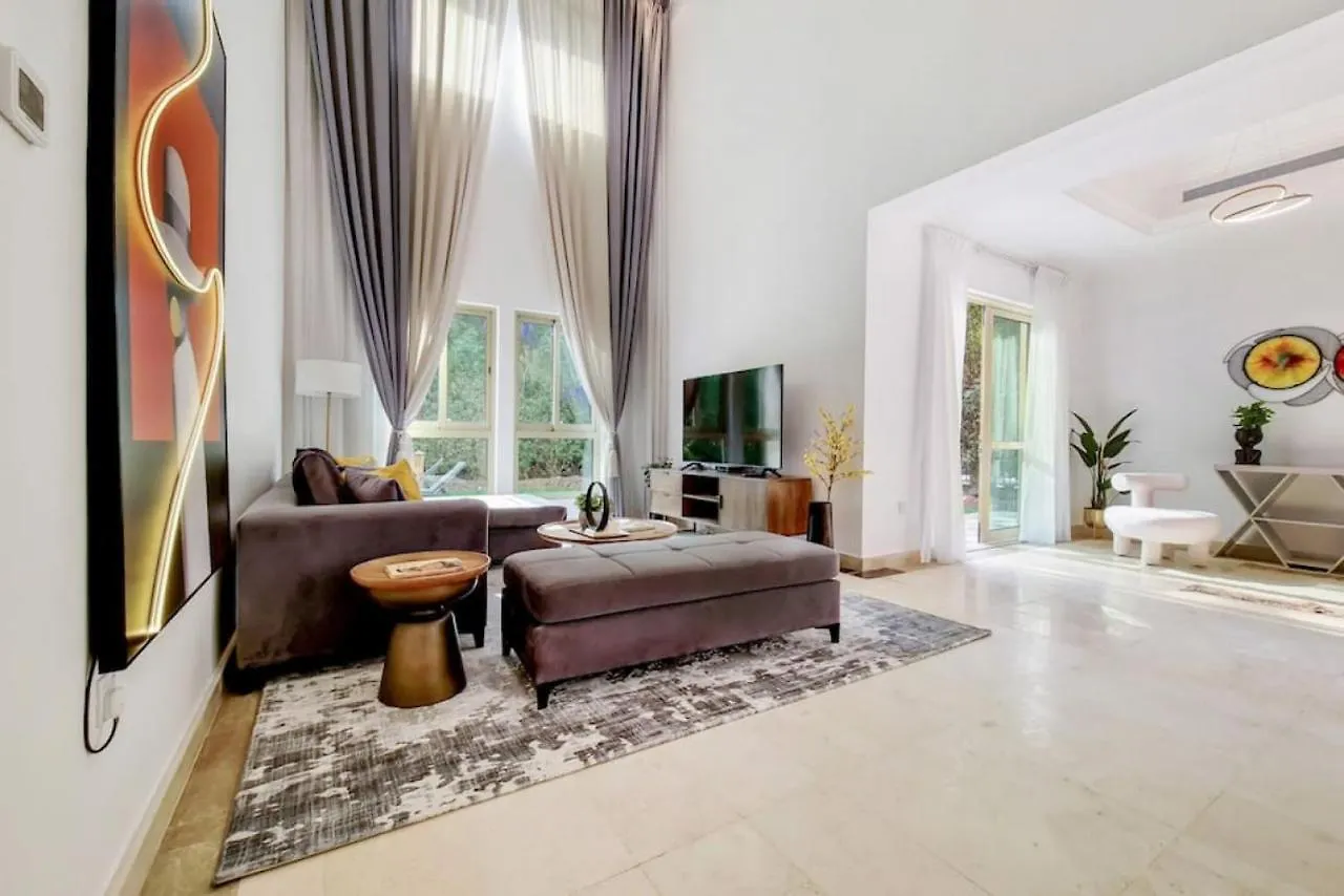 Villa, Jumeirah Islands - Modest Four Bedroom Villa دبي